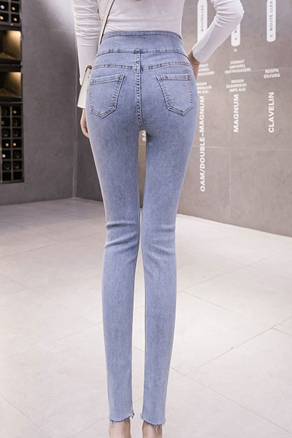 Women Slim Fit Superb Solid Pattern Elegant Pocket Styling Button Closure Stretchy Jeans