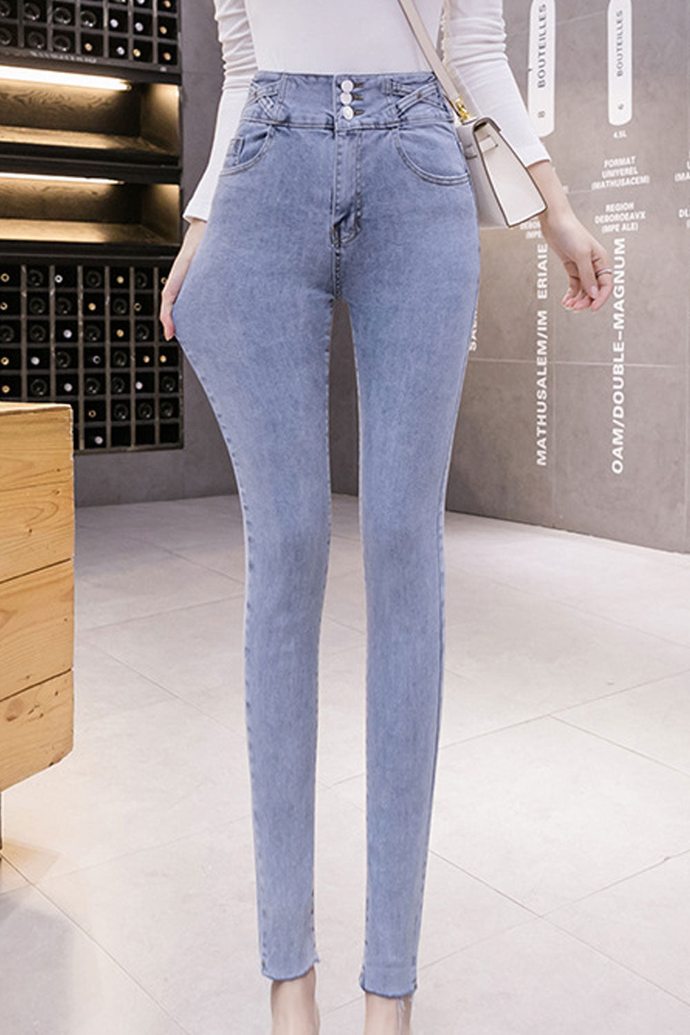 Women Slim Fit Superb Solid Pattern Elegant Pocket Styling Button Closure Stretchy Jeans