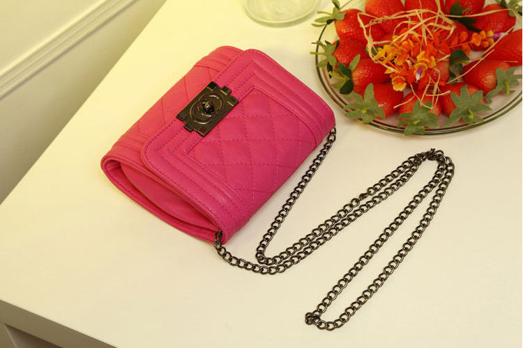 Women's Quilted Retro Look Pink Shoulder Bag With Metal Chain And Double Loop Buckle